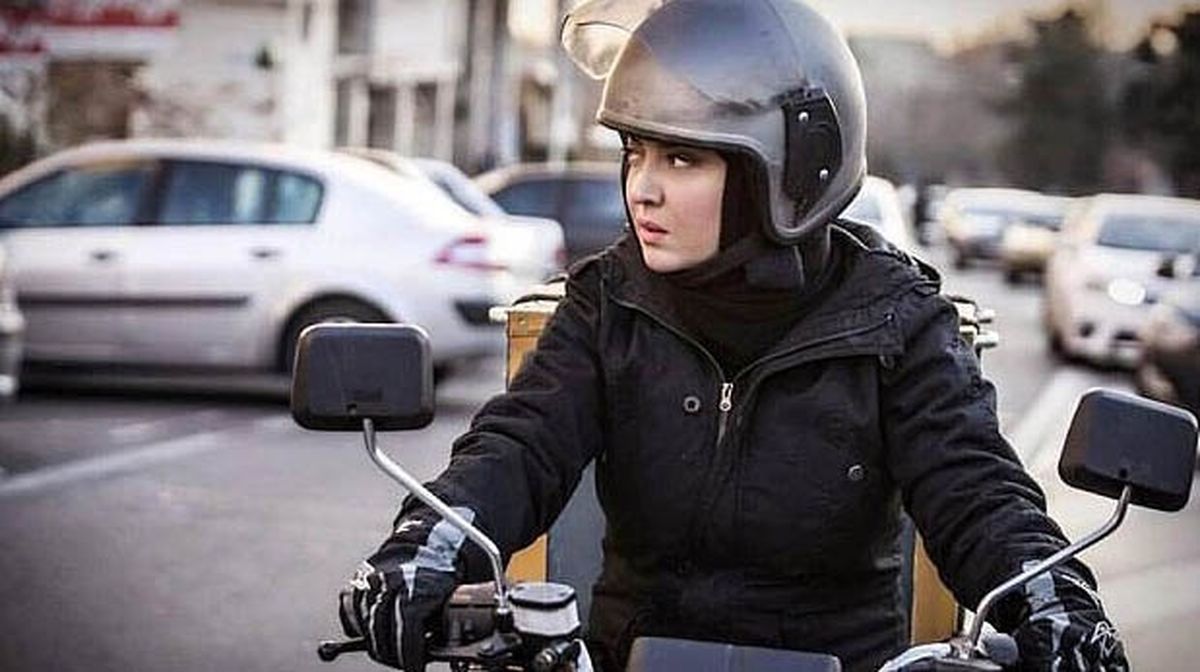 عکس نیکی کریمی در خیابان